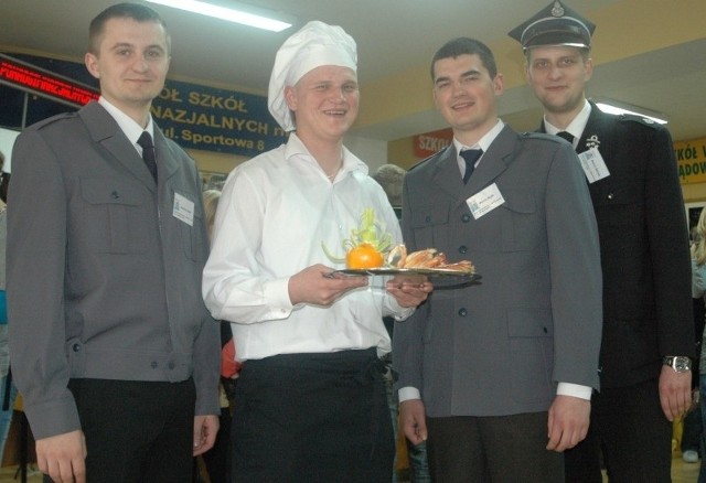Przyszli policjanci, strażak i kucharz na targach w Oleśnie reklamowali swoje szkoły, od lewej: Andrzej Kubat, Marcin Mrugała, Marcin Gajda i Marcin Świtała.