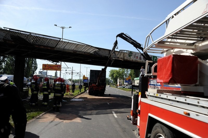 Ciężarówka zaklinowała się pod wiaduktem na Gdańskiej