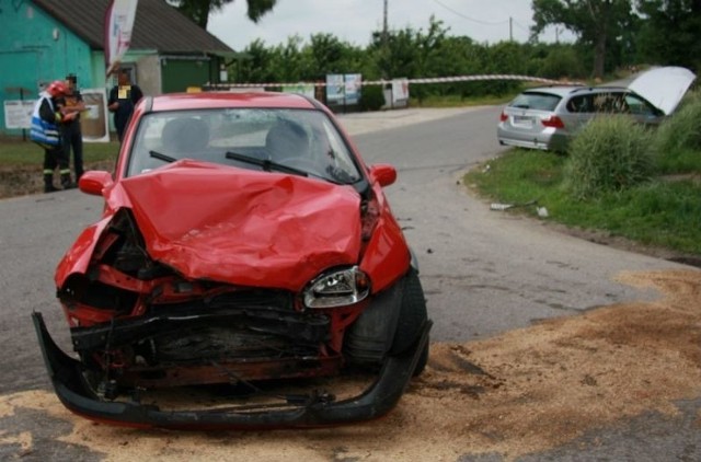 Kierowca opla corsy nie ustąpił pierwszeństwa przejazdu i doprowadził do zderzenia z BMW.