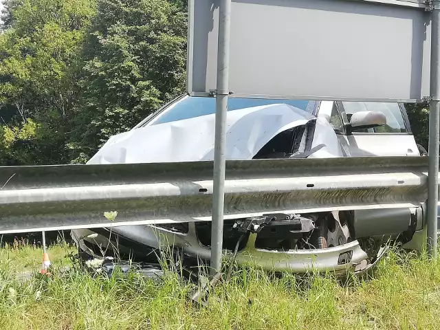 W niedzielne popołudnie na skrzyżowaniu drogi wojewódzkiej nr 163 z drogą nr 152 doszło do zderzenia dwóch samochodów osobowych. Pojazdami podróżowało łącznie siedem osób. Jedna osoba trafiła do szpitala.OSP Połczyn-ZdrójZobacz także Wypadek na krajowej "6" koło Sianowa. Sześć samochodów rozbitych