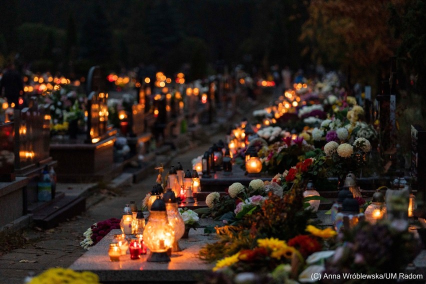 Tak prezentuje się nocą cmentarz w Radomiu.