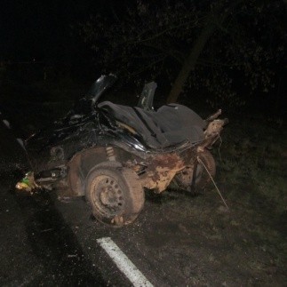 BMW rozpadło się, przełamało na dwie części. Jedna z nich,...