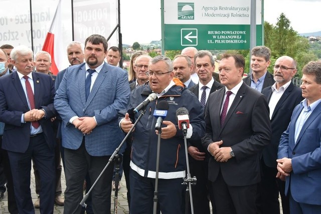Minister infrastruktury Andrzej Adamczyk zapewnia, że budowa obwodnicy Limanowej to realny fakt, a nie mrzonka