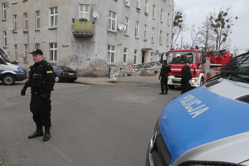 Wrocław: Rodzinna awantura na Brochowie. Z nożem w ręku groził ojcu i policjantom (ZDJĘCIA)