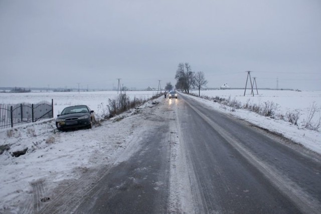 Na skutek uderzenia pieszy ze złamaną nogą trafił do szpitala. Badanie alkomatem wykazało, że kierowca mondeo był trzeźwy. Teraz przyczyny i dokładne okoliczności wypadku ustalają bielscy policjanci.