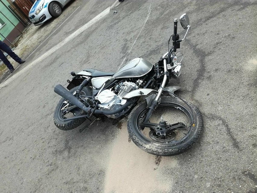 Wypadek z udziałem motocyklisty w centrum Rzezawy