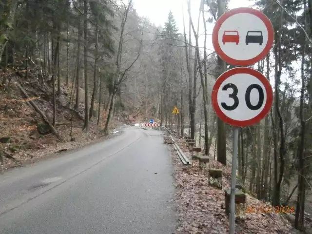 Droga Stu Zakrętów została z ograniczeniami otwarta dla ruchu. Na remontowanym jeszcze odcinku obowiązuje ograniczenie prędkości oraz zwężenie jezdni z koniecznością udzielenia pierwszeństwa przejazdu.