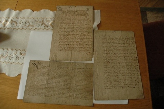 Do dzisiaj zachowal sie pergaminowy dokument, który potwierdza, ze 17 grudnia 1648 roku Krzysztof Skowronek kupil mlyn od Rady Miejskiej w Oleśnie.