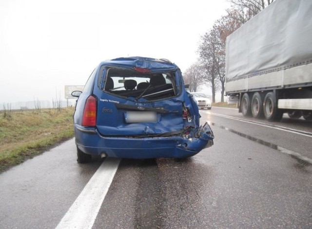 Wczoraj po poludniu dyzurny wysokomazowieckiej policji otrzymal zgloszenie o zderzeniu pojazdów w okolicach miejscowości Sikory Pawlowieta na trasie krajowej numer 8.