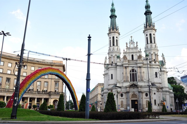 Tęcza na placu Zbawiciela w Warszawie.