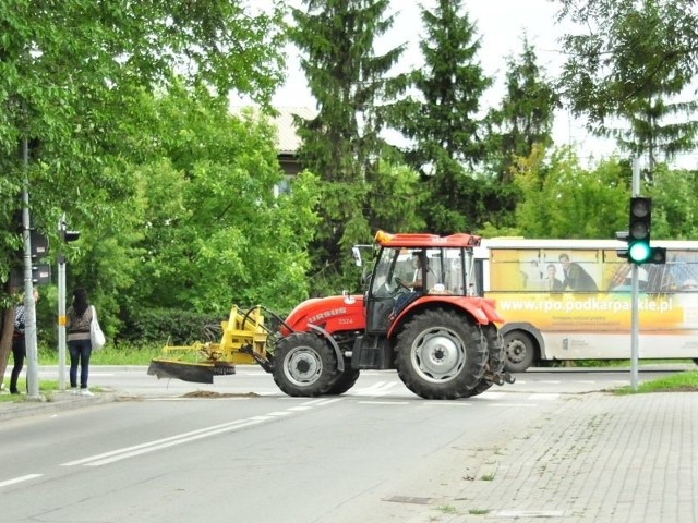Firma ASA jest odpowiedzialna za porządkowanie miejskich trawników, ulic oraz chodników. Na zdjęciu: maszyna sprzątająca u zbiegu ulic Sikorskiego i Wiejskiej w Tarnobrzegu.