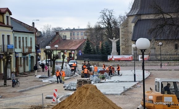 W latach 2013-14 w Szydłowcu przebudowano Rynek Wielki,...