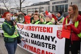 Kraków. Protest pielęgniarek ze Szpitala Uniwersyteckiego. Domagają się podwyżek i uznania kwalifikacji