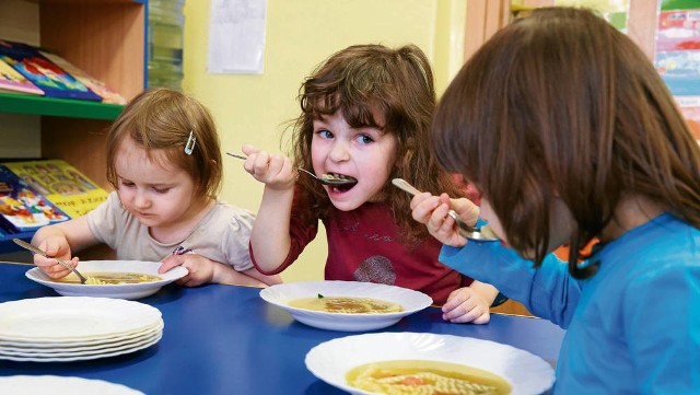 Spór toczy się o to, czy do podstawy dotacji należy wliczać wydatki na wyżywienie przedszkolaków