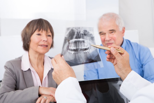 Protezy szkieletowe to jeden ze sposobów stosowanych przez protetyków dentystycznych w przypadku znacznych braków w uzębieniu u pacjentów.