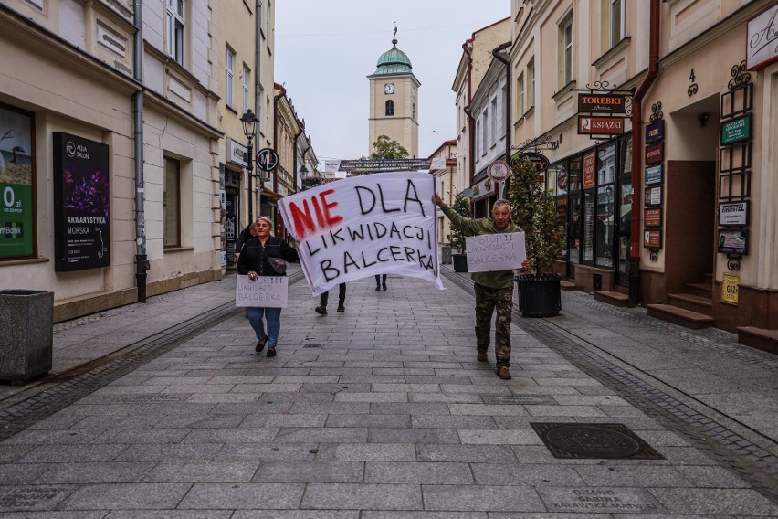 Gorąco przed sesją pod Ratuszem. Kupcy protestowali przeciw oddaniu placu Balcerowicza w ręce dewelopera [WIDEO]