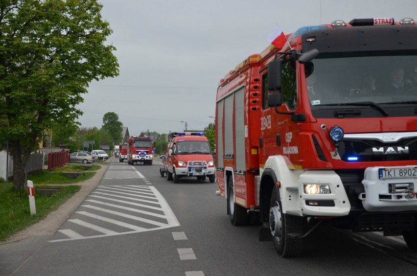 Dzień strażaka w gminie Górno. Z wozów strażackich zamiast wody leciały... cukierki