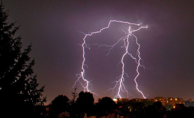 Instytut Meteorologii i Gospodarki Wodnej ostrzega przed burzami, którym towarzyszyć mogą opady gradu i silne opady deszczu.