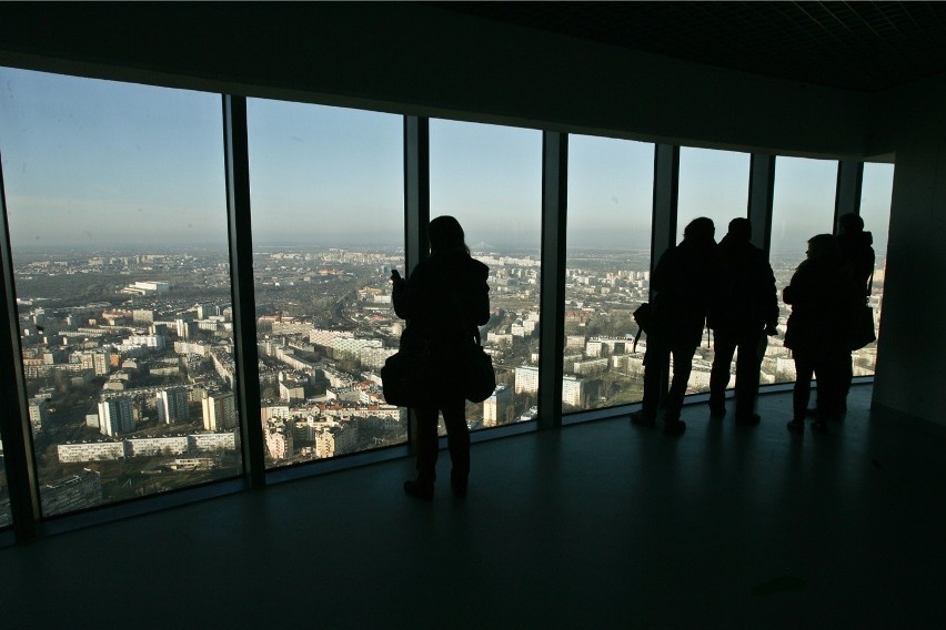 Punkt widokowy na Sky Tower otwarty. Straż: można wpuścić więcej ludzi [ZDJĘCIA]