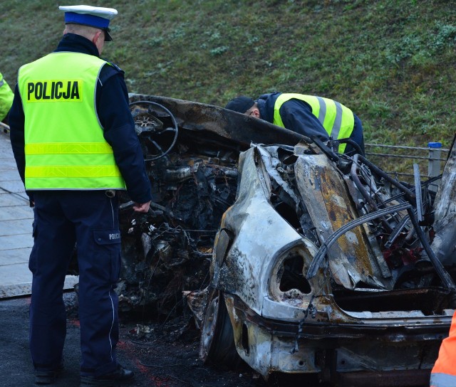 Kierowca osobówki poniósł śmierć na miejscu.