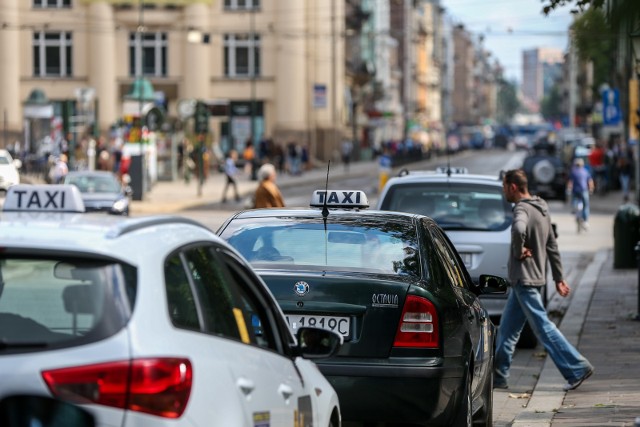 Taksówkarze czują się szykanowani, bo nie mogą wysadzić pasażera na dworcu  | Gazeta Krakowska