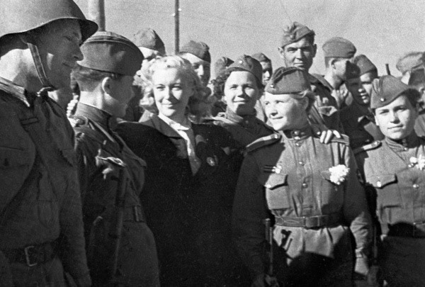 Lubow Orłowa odwiedzając radzieckich żołnierzy radzieckich...