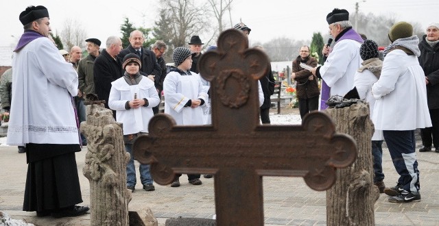 Uroczystość poświęcenia odnowionego cmentarza prowadzili księża: Edward Romanow i Wojciech Błaszczyk