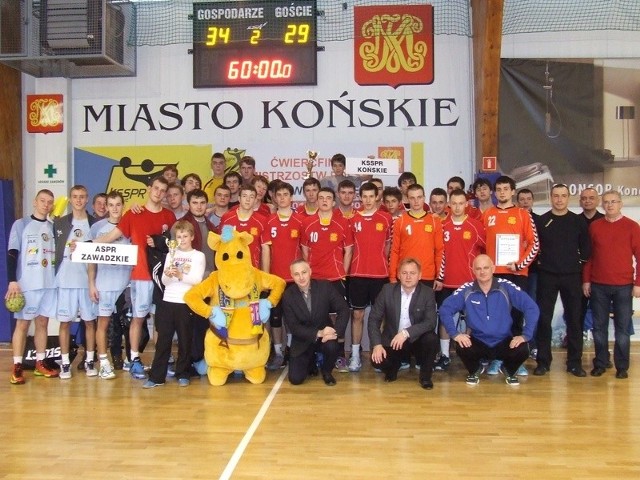 Uczestnicy ćwierćfinałów mistrzostw Polski juniorów w piłce ręcznej rozgrywanych w Końskich.