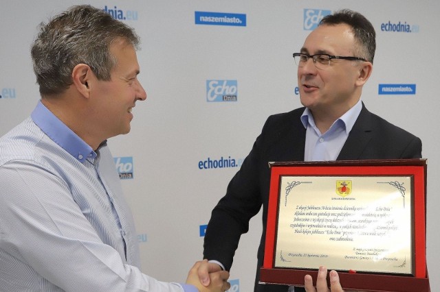 Burmistrz Przysuchy Tomasz Matlakiewicz (z prawej) składa gratulacje na ręce dyrektora oddziału "Echa Dnia" w Radomiu Sławomira Baćkowskiego.