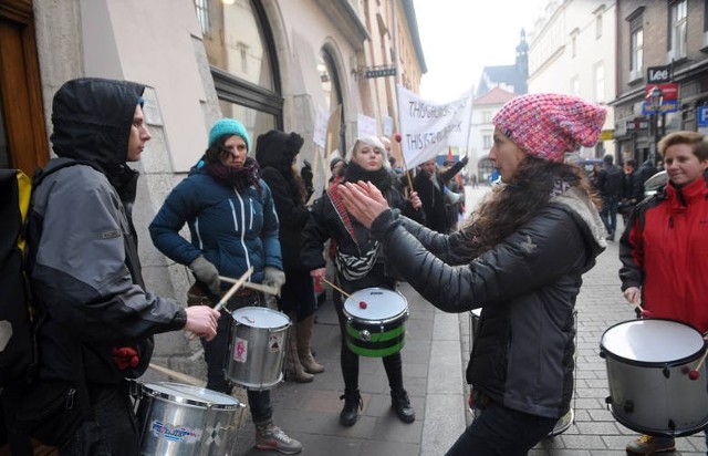 Pikieta solidarnościowa ze szwaczkami z Myślenic w Krakowie