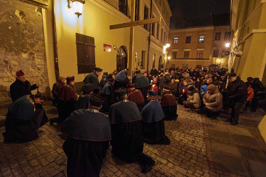 Procesja drogi krzyżowej po Starym Mieście w Lublinie (ZDJĘCIA)