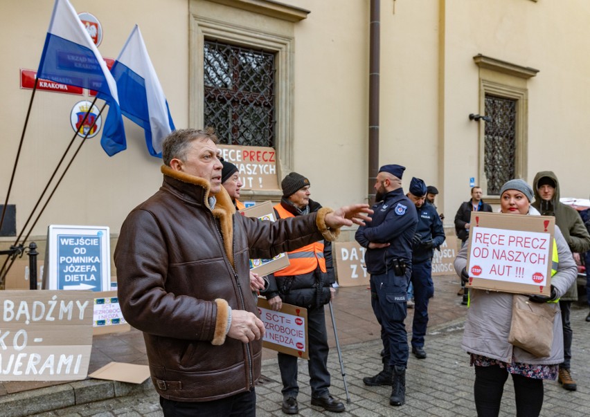 Protest przeciwników strefy czystego transportu w Krakowie.
