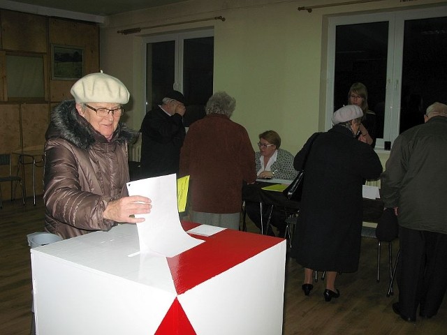 Głosowanie w lokalu wyborczym, w Spółdzielni Mieszkaniowej, gdzie głosowali mieszkańcy ul. Kopernika w Żninie.