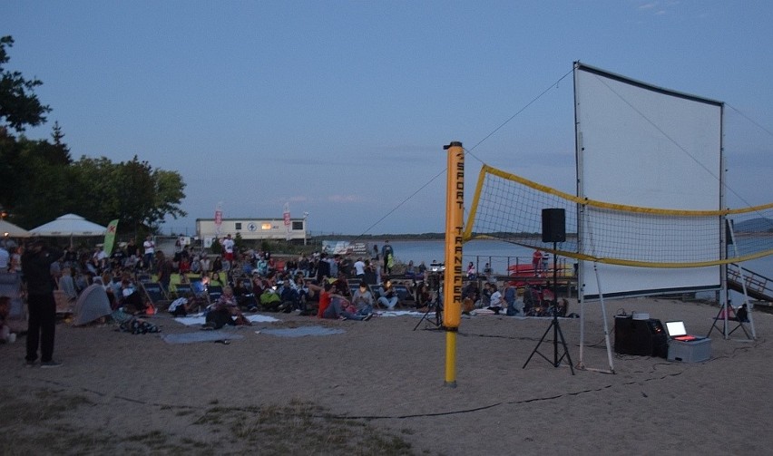 Wystartowało kino letnie nad Zalewem Mietkowskim. Duża frekwencja [ZDJĘCIA]