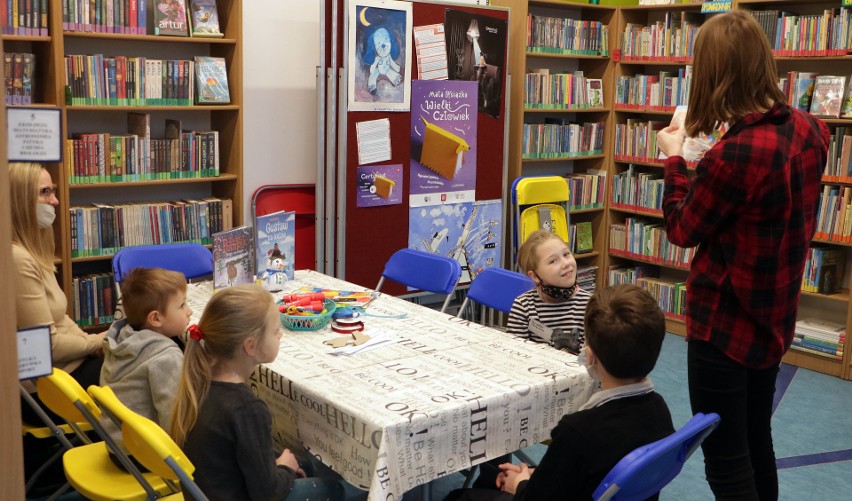 Feryjne zajęcia dla dzieci w bibliotece przy ul. Mikołaja z...