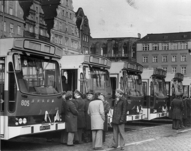 5.12.1979 Autobusy Jelcz przekazywane miastu na Placu Gołębim