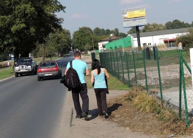 Jak spadnie deszcz, spacer wzdłuż płotu przy ulicy Bukowej jest dość ryzykowny