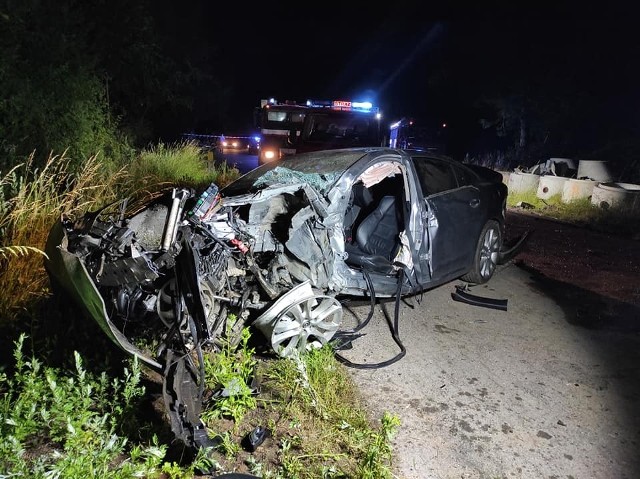 W niedzielę około godziny 21.30 do wypadku doszło w podkieleckim Ćmińsku. Policjanci informują, że 25-letni kierowca mazdy z nieznanych na razie przyczyn na łuku drogi zjechał na pobocze, uderzył w przepust, samochód dachował. Nieprzytomnego kierowcę zabrano do szpitala.Zobaczcie na kolejnych slajdach zdjęcia z tego dramatycznego wypadku>>>