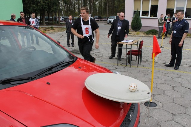 Jeden z testów polegał na pokonaniu slalomu samochodem z umieszczoną na specjalnym talerzu piłeczką. Szymon Zubek (na zdjęciu) zrobił to bezbłędnie.