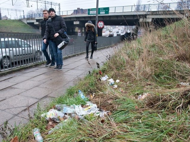 Śmieci szpecą przy głównej ulicy Szczecińskiej w Słupsku. 