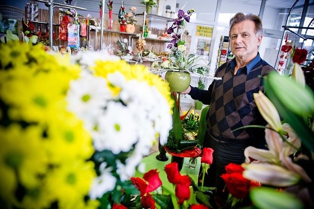 Biznes Zbigniewa Niemca z Kędzierzyna-Koźla kwitnie. Przedsiębiorca chce nie tylko sprzedawać żywe kwiaty na lokalnym rynku, ale także eksportować sztuczne kompozycje za granicę. – Już próbowałem i wiem, że można na tym zarobić – podkreśla.