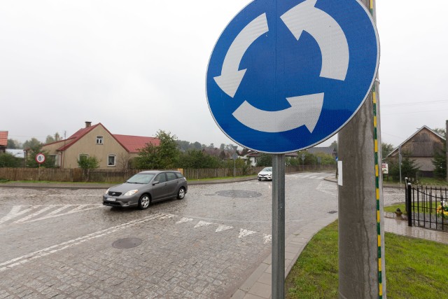 Choć przy rondzie stoją znaki, większość kierowców traktuje je jako zwykłe skrzyżowanie.