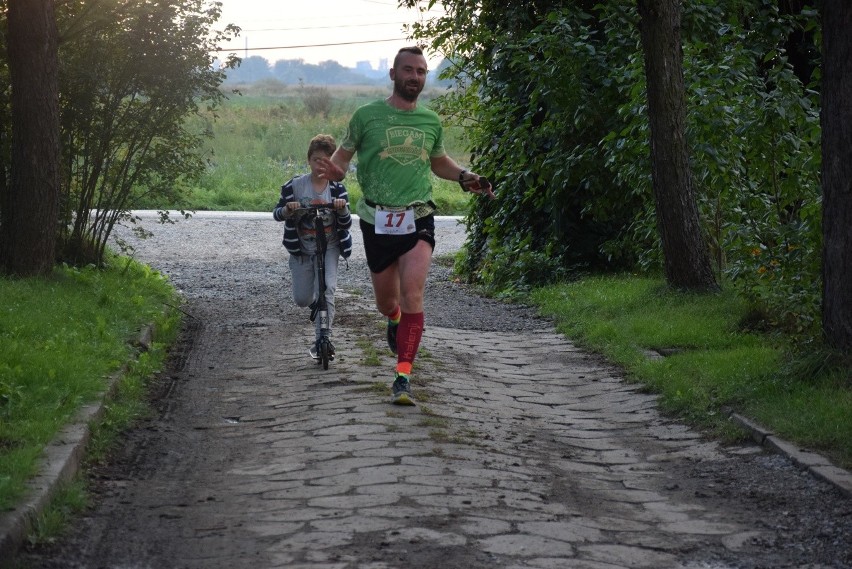 Biegli w pobiednickim półmaratonie, żeby pomóc zarobić na leczenie dla chorych osób [ZDJĘCIA]