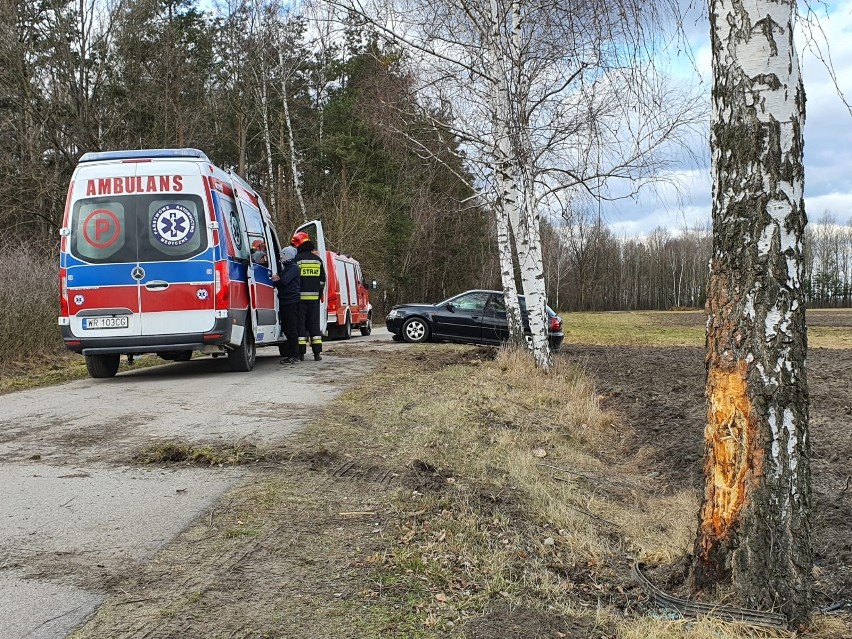 Wypadek w Kochanowie. Auto uderzyło w drzewo