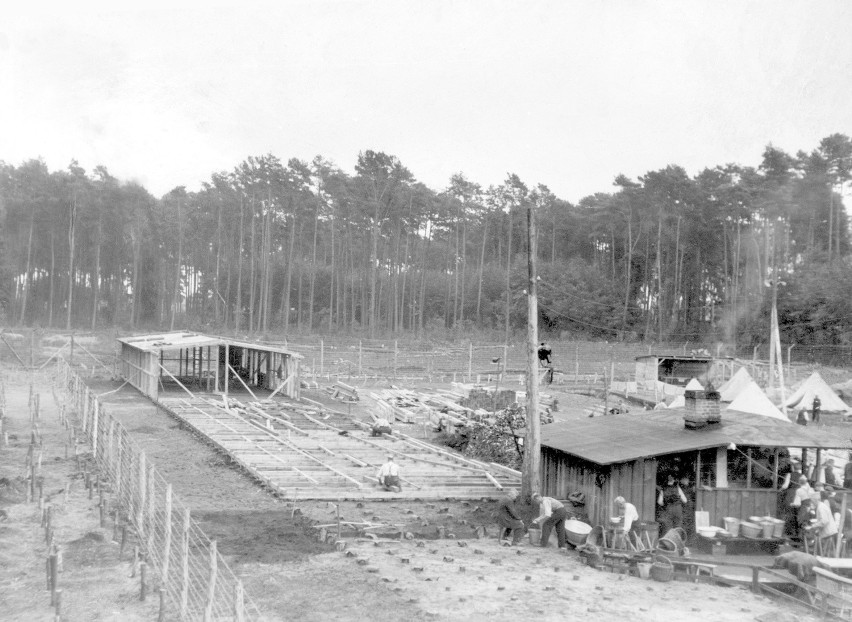 Jesień 1939, budowa obozu. Celowo wybrano teren położony na...