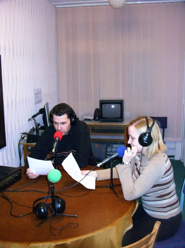 - Praca w rozgłośni radiowej to nasza pasja - przyznają Sylwia Kochel i Marcin Baron (od lewej).