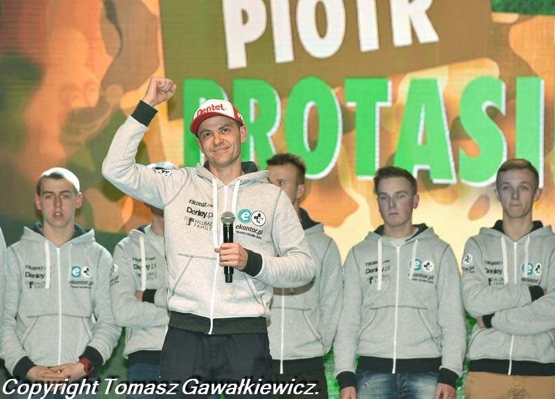 Piotr Protasiewicz jako ostatni pojawił się na scenie, na...