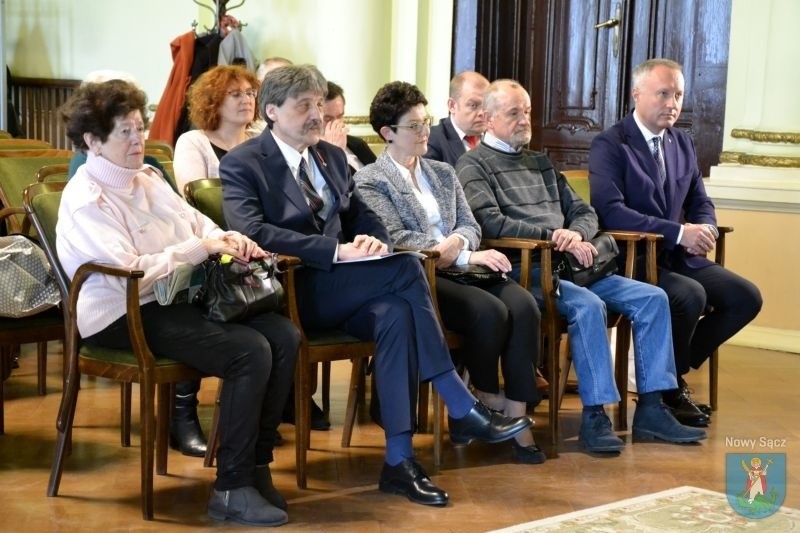 Tadeusz Giza skończył 90 lat. W prezencie dostał koszulkę Sandecji i piłkę z autografami [ZDJĘCIA]