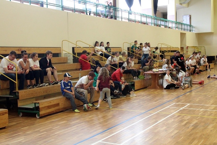 Młodzi radni pod siatką. Udany Turniej Młodzieżowych Rad w Piłkę Siatkową w Suchedniowie 