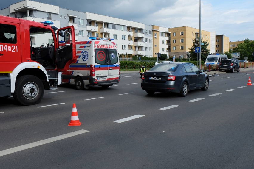 Radiowóz zderzył się z fordem na skrzyżowaniu ulic Wiejskiej...